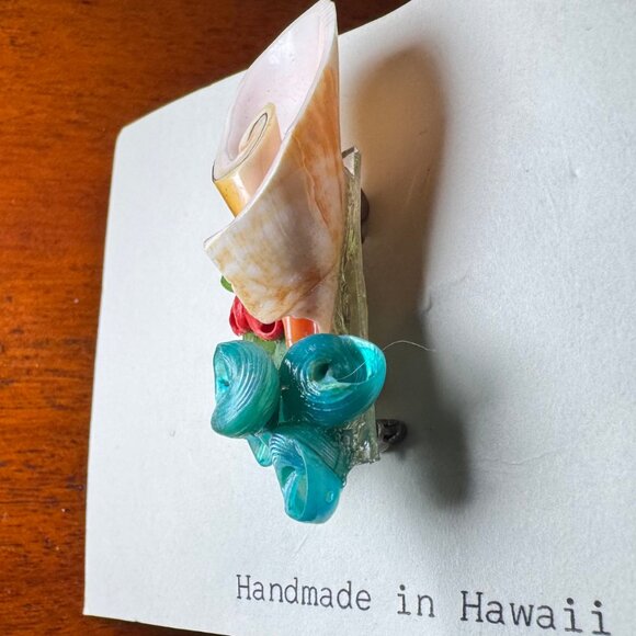 Hawaiian Sea Shell Christmas Brooch Pin Holly and Ivy with Shells - Picture 3 of 5